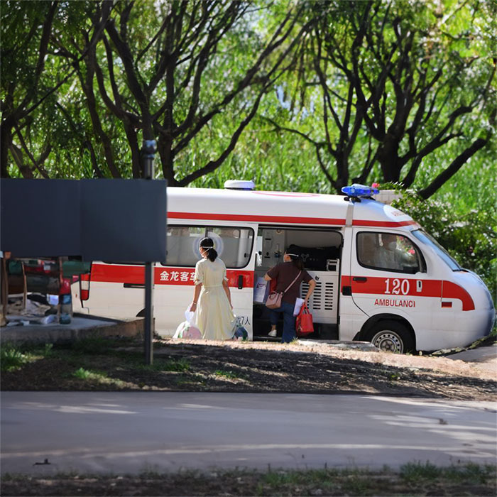 阿克苏石河子大学医学院附属医院预约私人救护车租赁到上海人民医院宝山分院（吴淞中心医院）120出租收费