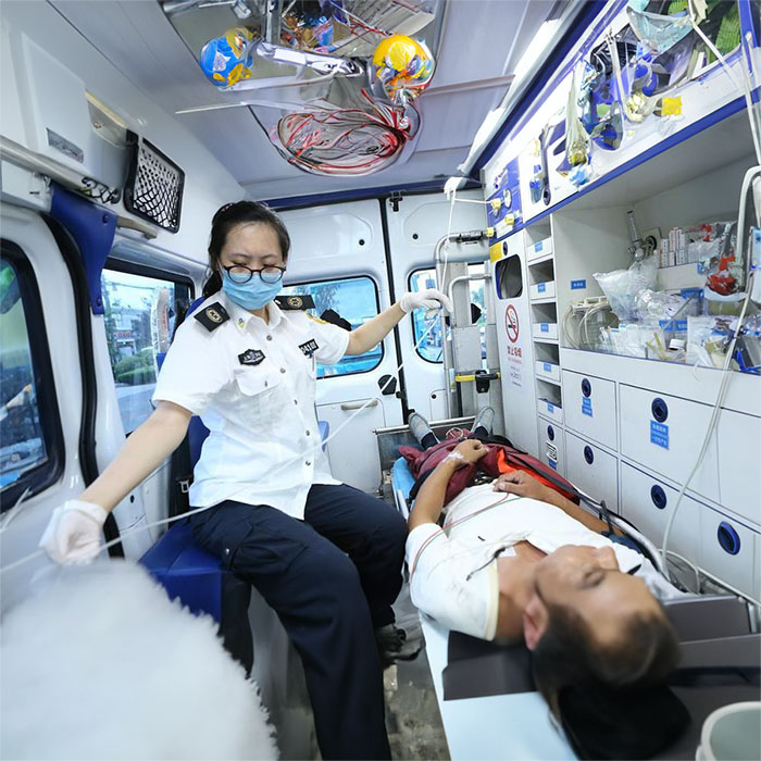 烏魯木齊市口腔醫(yī)院租私人救護車轉(zhuǎn)院到秦皇島市醫(yī)院正規(guī)救護車出租